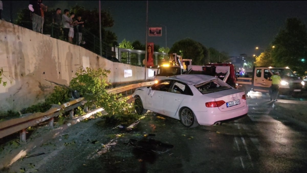 İstanbul Pendik’te bariyerlere çarpıp alt yola düşen otomobilin sürücüsü kaçtı